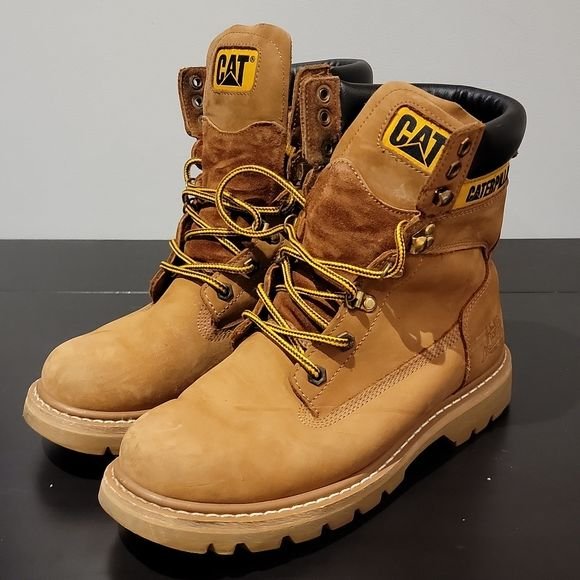 Men’s boots in Valanchery catellar pillar